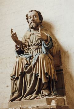 Vorschaubild Ehem. Antoniterkloster, Klosterkirche, Figur des Hl. Antonius. Unten re. die durch Holzwurm abgefallene Glocke  (Foto 1990)